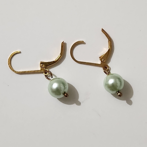 Hand Crafted Elegant Pastel Green Pearl Drop Earrings Pierced - Picture 5 of 7